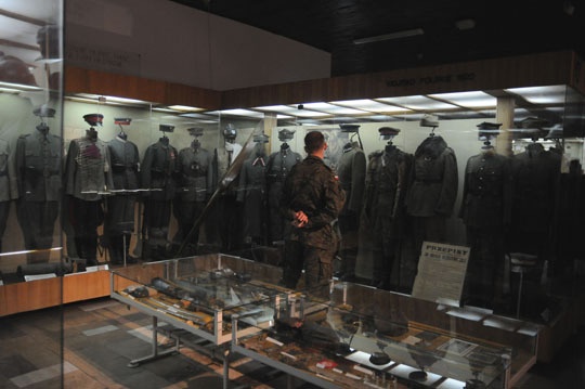 Allied paratroopers tour Polish military history museum