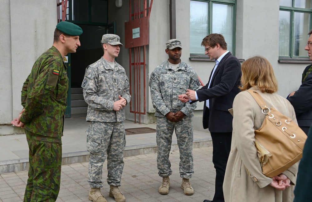 US Army paratroopers training near Riga visit with senior Lithuanian national defense official