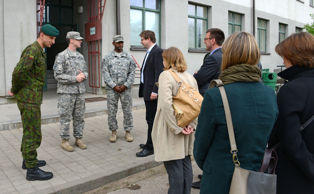US Army paratroopers training near Riga visit with senior Lithuanian national defense official