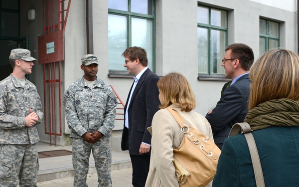 US Army paratroopers training near Riga visit with senior Lithuanian national defense official