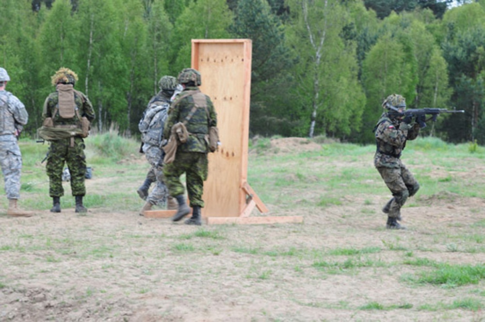 Paratroopers hold multinational breaching training in Poland