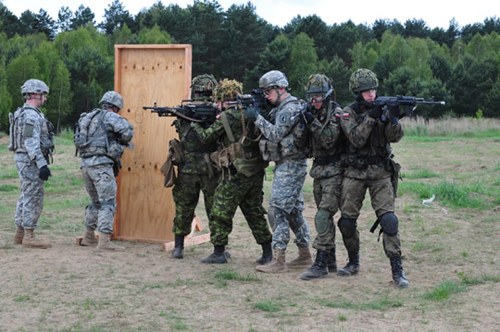Paratroopers hold multinational breaching training in Poland