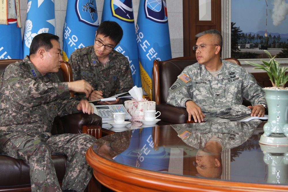 US and ROK commanders talk air defense