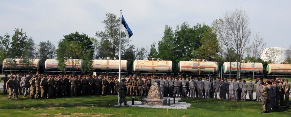 Allied paratroopers in Estonia honor memory of fallen soldiers