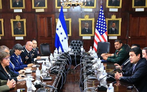 Gen. Kelly meets with Honduran president