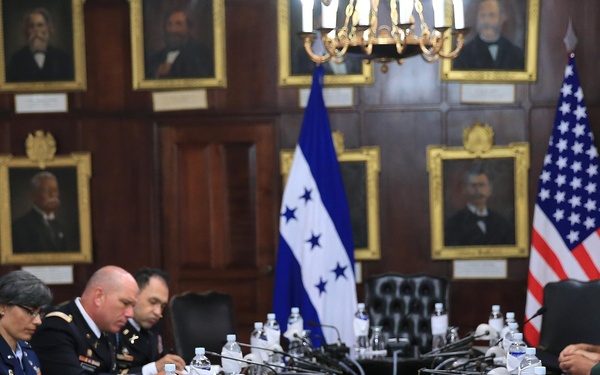 Gen. Kelly meets with Honduran president