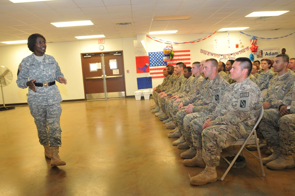 Soldiers with the 490th Signal Company (TIN) receives a hero's welcome