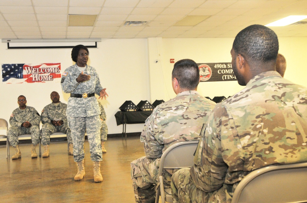 Soldiers with the 490th Signal Command (TIN) receives a hero's welcome