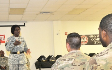 Soldiers with the 490th Signal Command (TIN) receives a hero's welcome