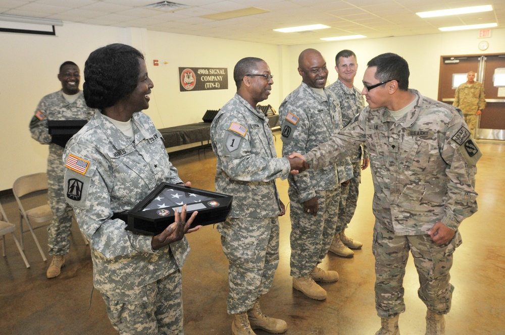 Soldiers with the 490th Signal Command (TIN) receive a hero's welcome
