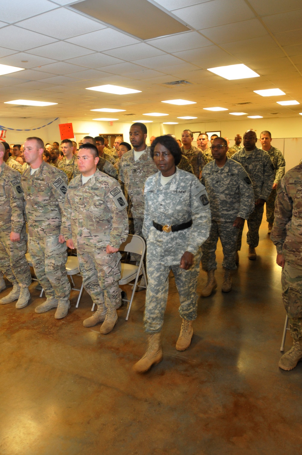 Soldiers with the 490th Signal Command (TIN) receives a hero's welcome