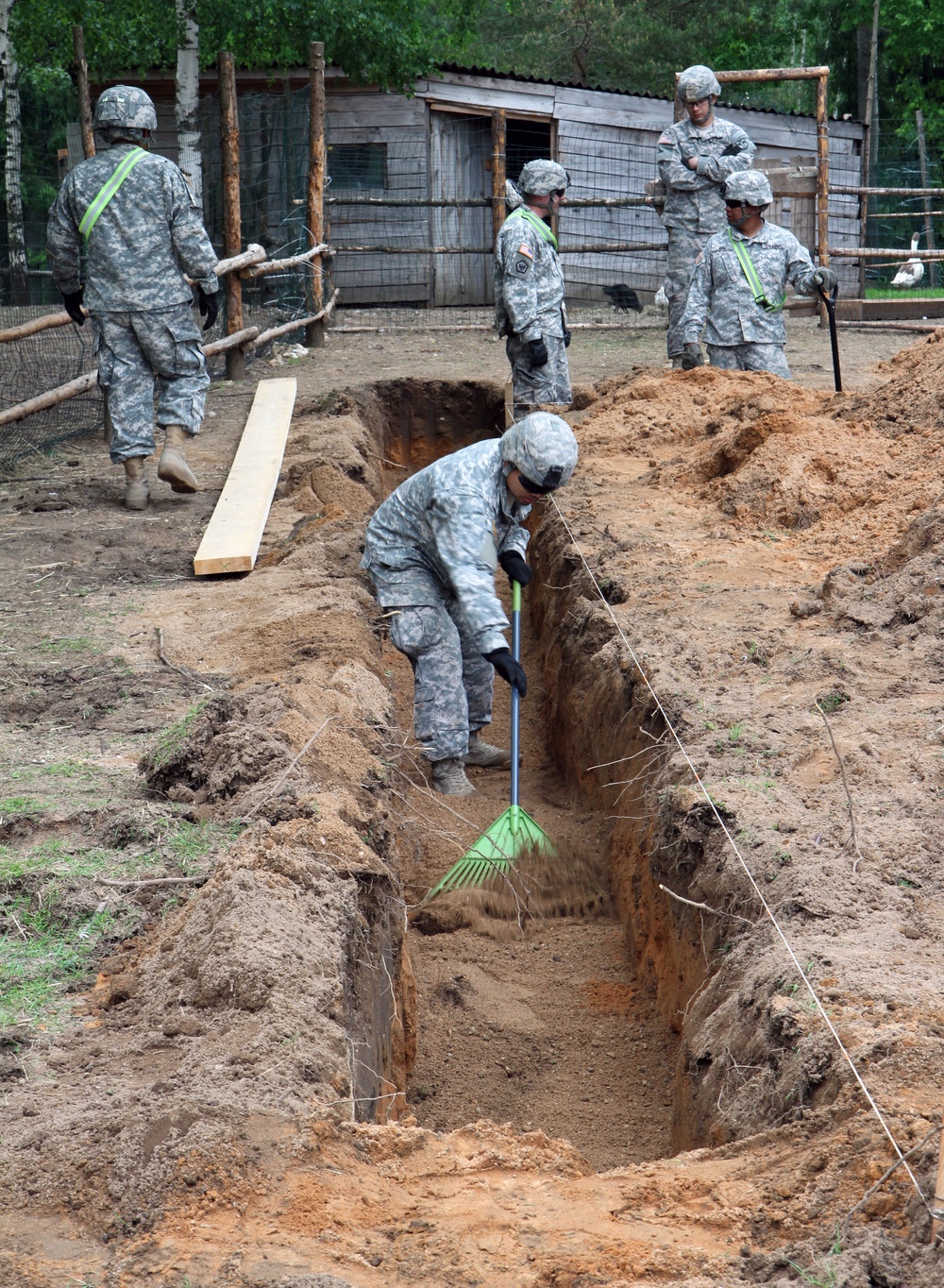 Europe-based Soldiers lend helping hand to Latvian shelter