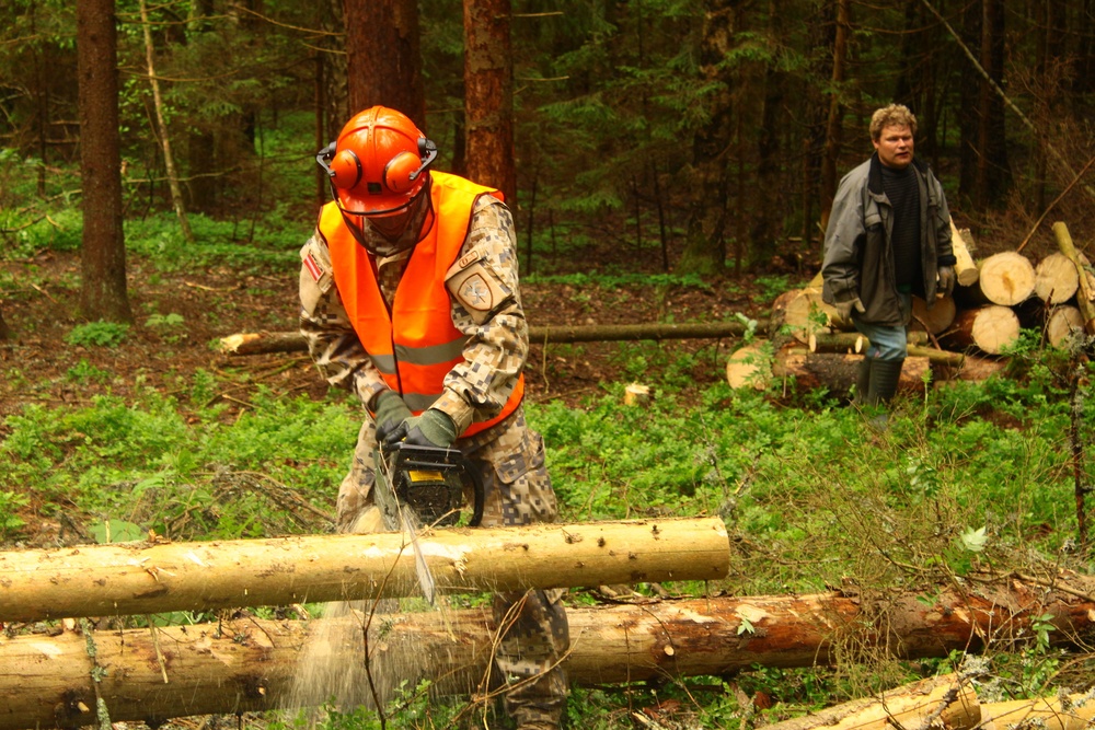 Europe-based Soldiers lend helping hand to Latvian shelter