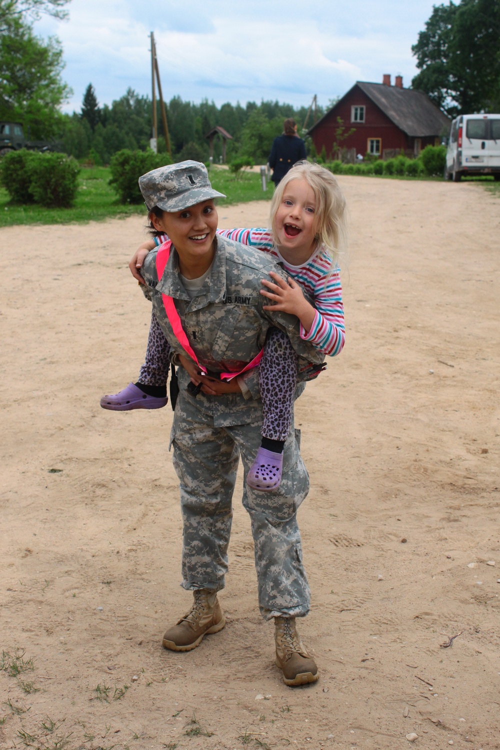 Europe-based Soldiers lend helping hand to Latvian shelter