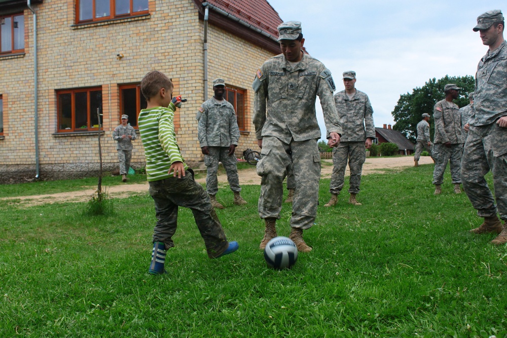 Europe-based Soldiers lend helping hand to Latvian shelter