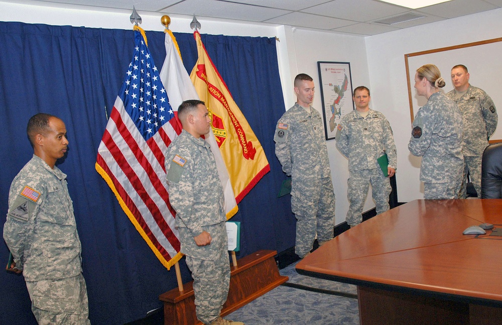 USAG-J Col. Joy Curriera visits USAG-O Torii Station, expresses gratitude to Soldiers