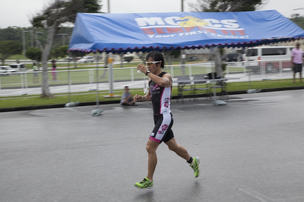 Racers swim, bike, run to win triathlon