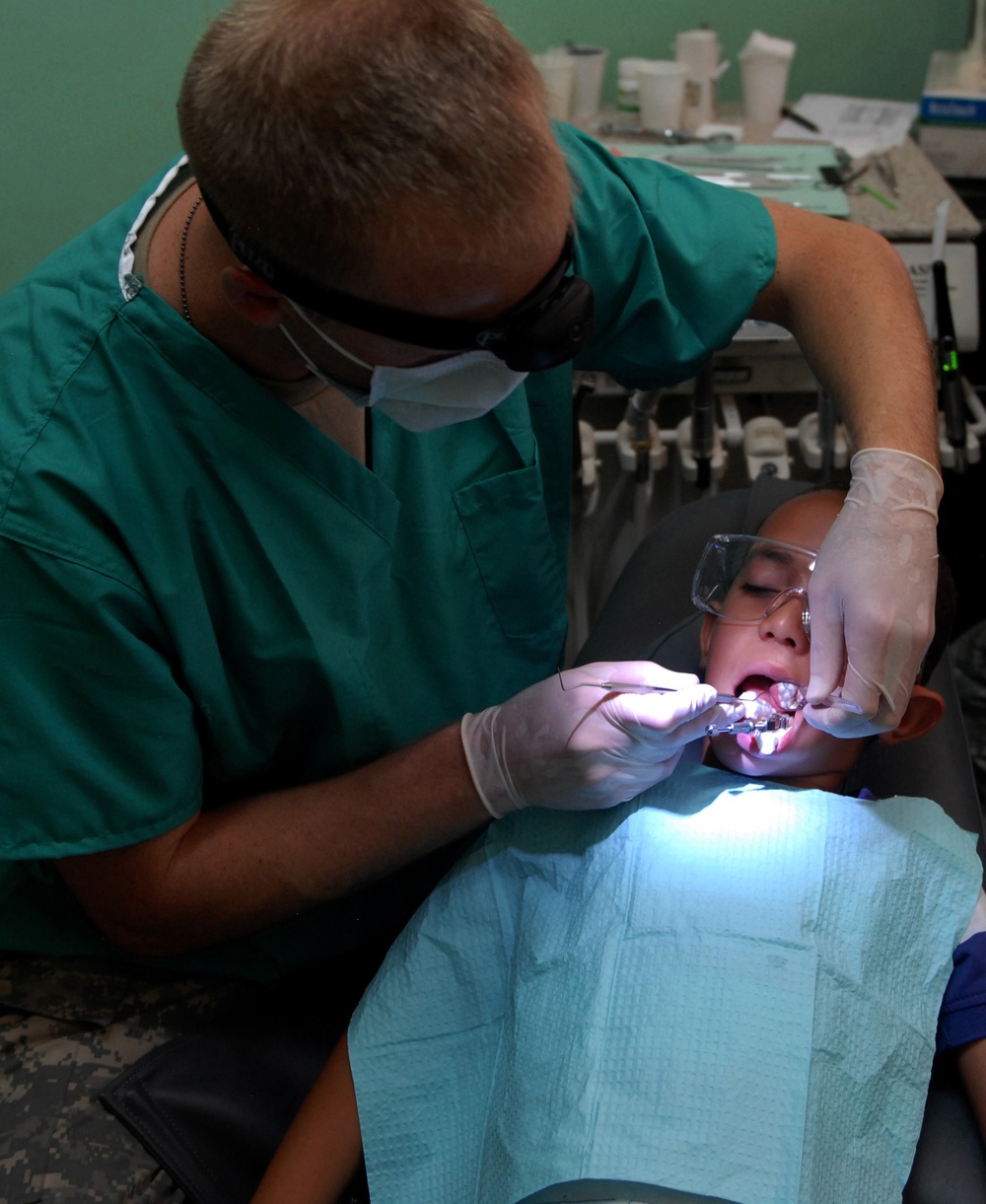 Beyond the Horizon 2014 connects US Army dental services to Dominican people