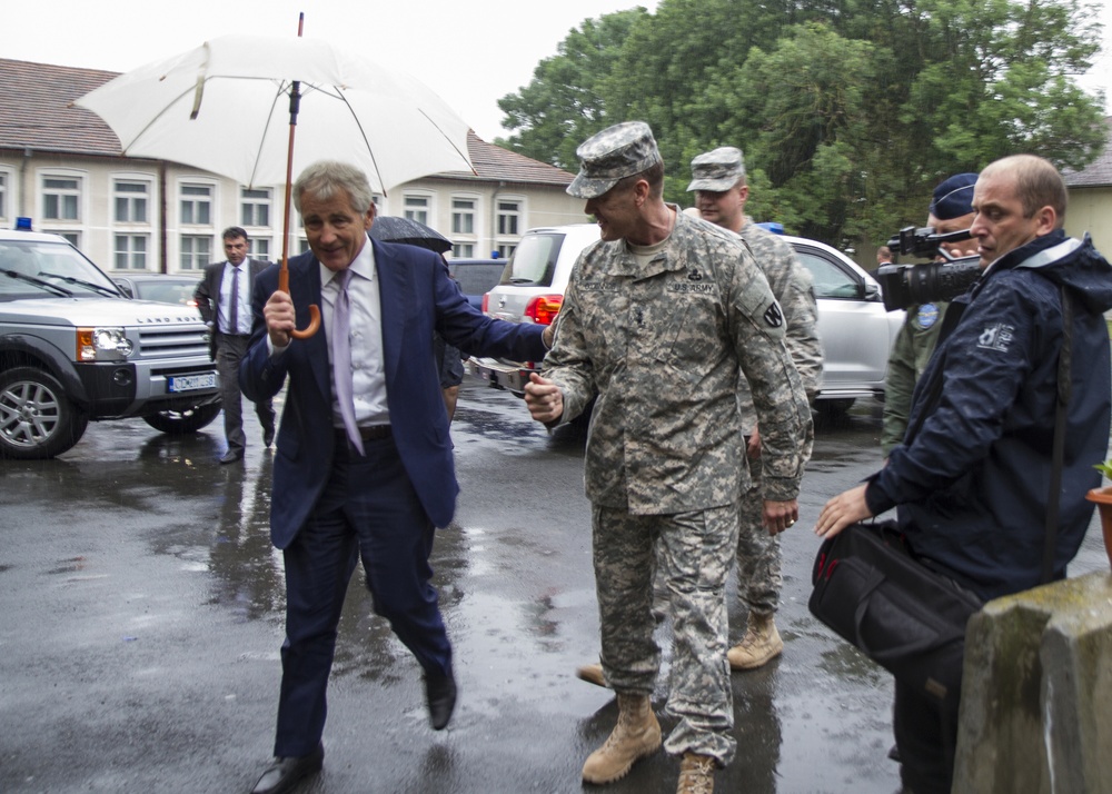 US Secretary of Defense Chuck Hagel tours MK facilities with Maj. Gen. John O'Connor