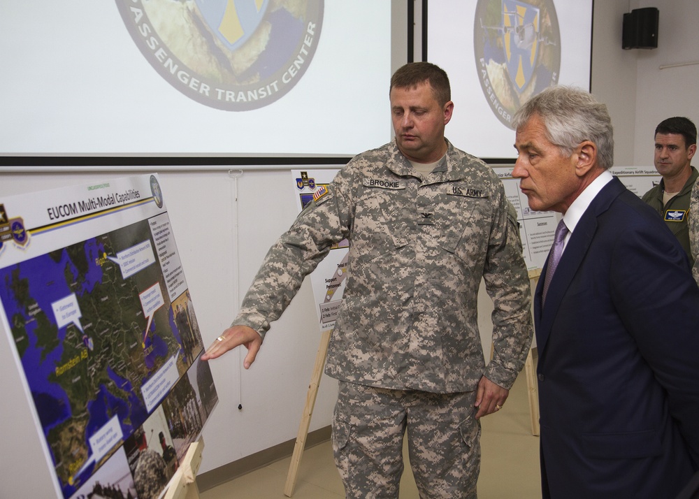 US Secretary of Defense Chuck Hagel receives a briefing from Col. Chris Brookie