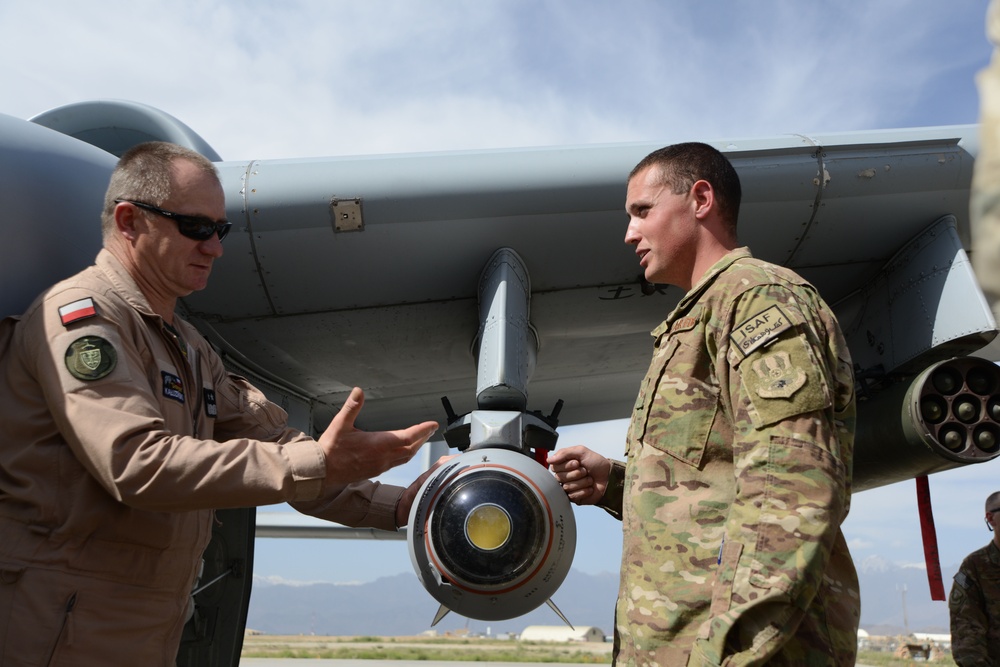 Maj. Gen. Slawomir Kaluzinski visits A-10s