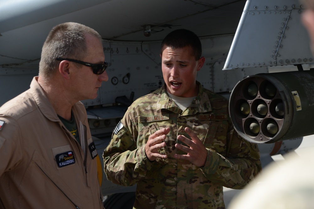 Maj. Gen. Slawomir Kaluzinski visits A-10s