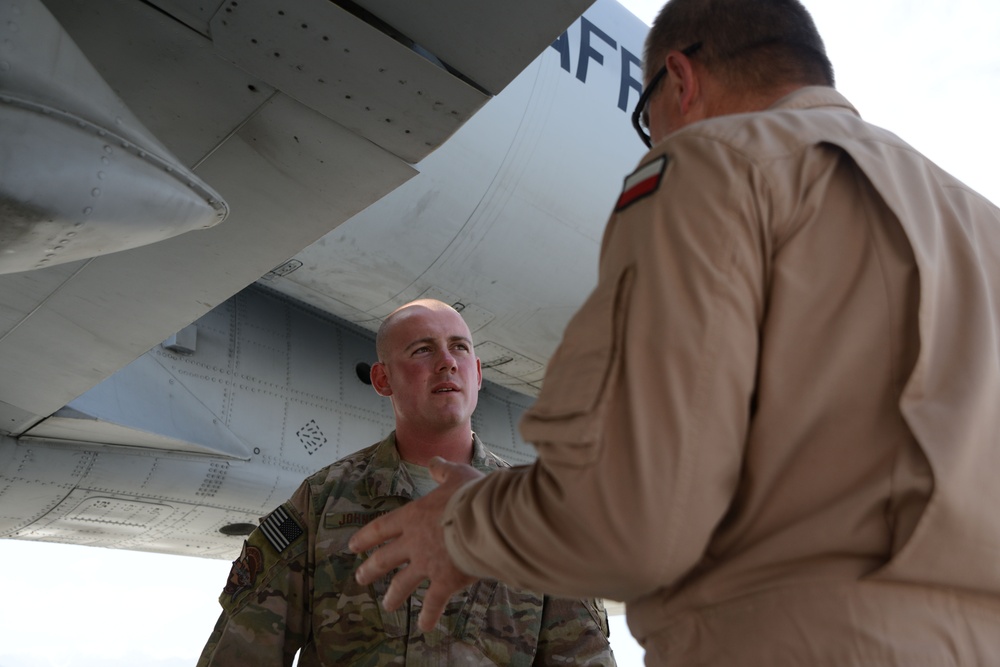 Maj. Gen. Slawomir Kaluzinski visits A-10s