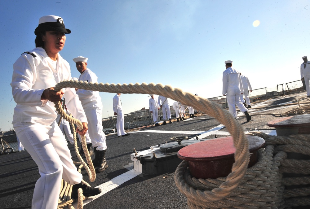 USS Ross departs Norfolk