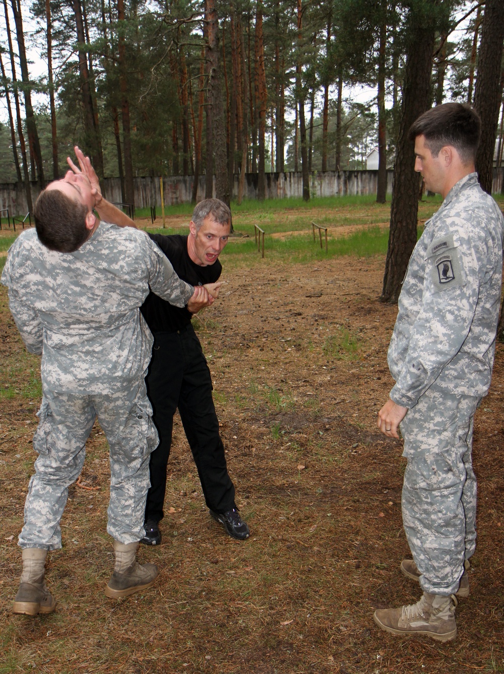 Latvian soldier instructs US paratroopers in Krav Maga