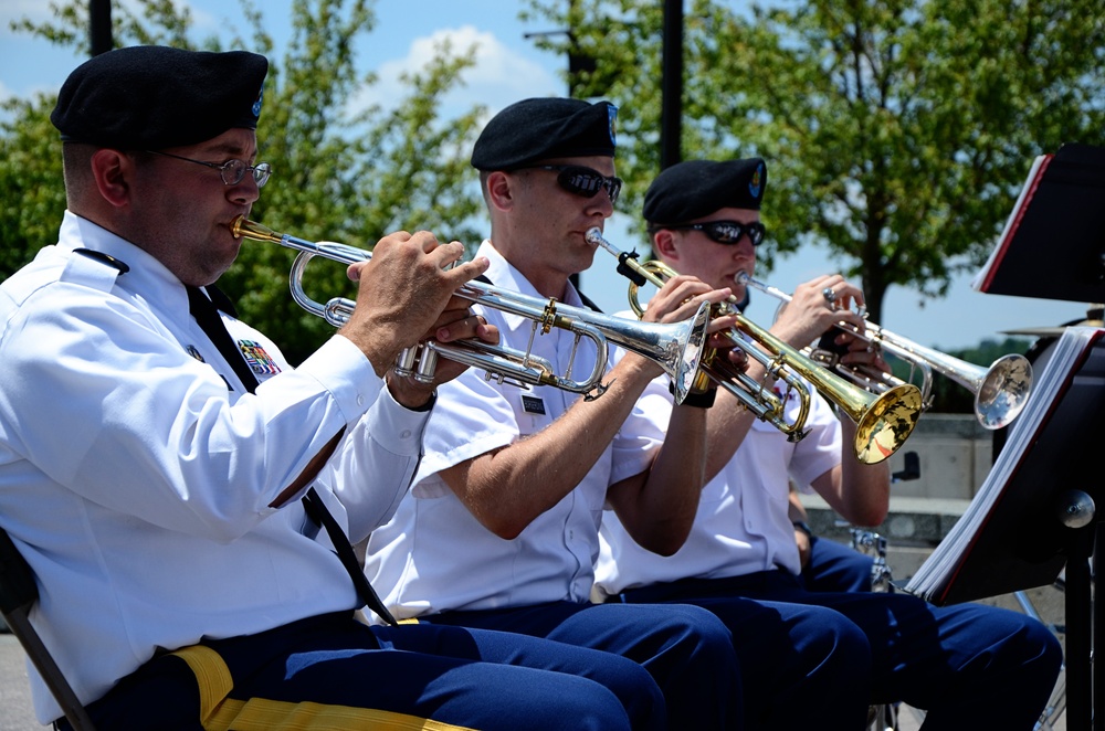 Ceremony pays tribute to D-Day veterans on 70th anniversary