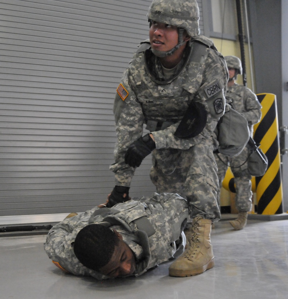 501st STB Soldiers practice prisoner detention techniques