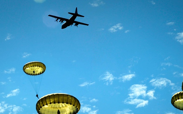 Hundreds of paratroopers jump for D-Day Anniversary