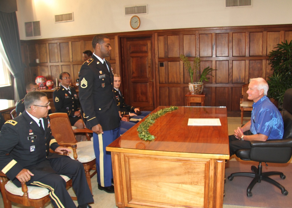 Hawaii Soldier speaks to Honolulu Mayor