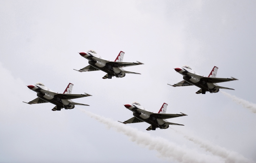 US Air Force 'Thunderbirds' perform at Rockford AirFest
