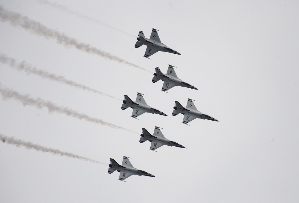 US Air Force 'Thunderbirds' perform at Rockford AirFest