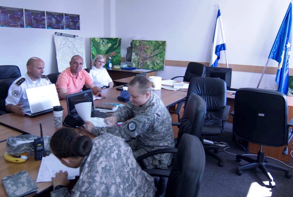 Soldiers liaison with Kosovo Police for elections