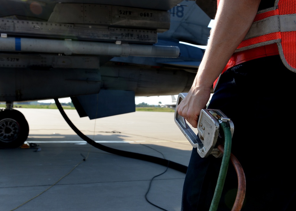 US Airmen support first ever hot pit refuel in Poland