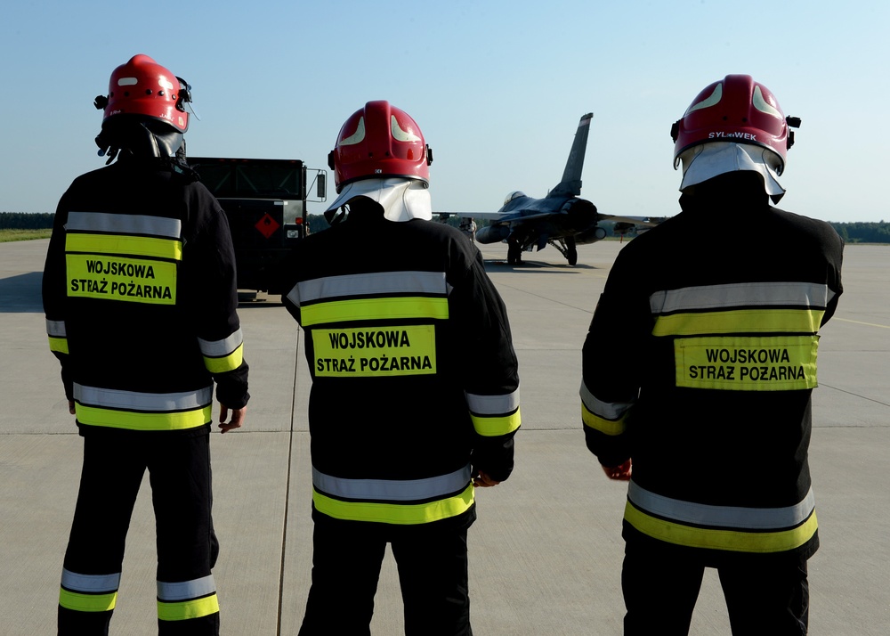 US Airmen support first ever hot pit refuel in Poland