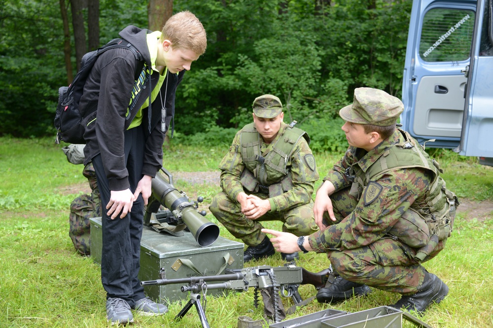 Paratroopers visit Lithuanian school