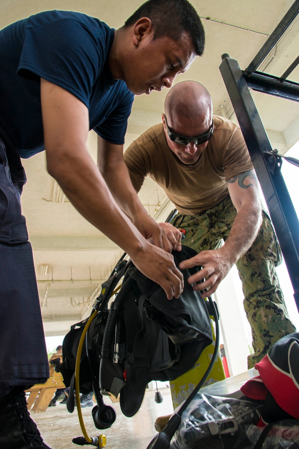 US Navy divers and Belizean Coast Guard divers work together during Southern Partnership Station '14