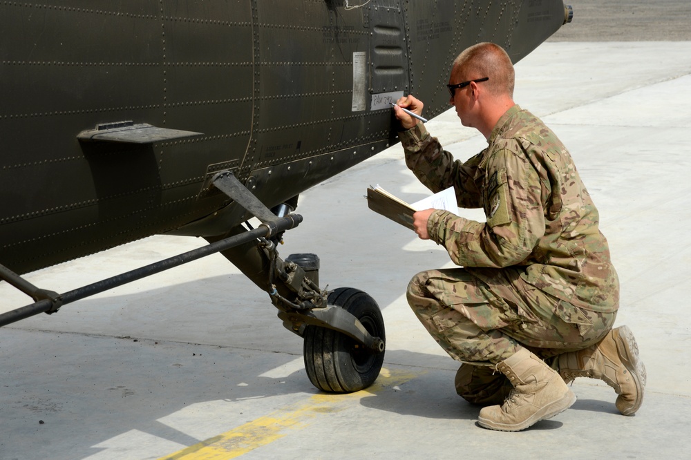 Aerial port load planner conducts a joint inspection