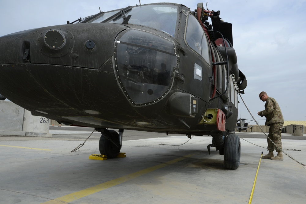 Aerial port load planner conducts a joint inspection