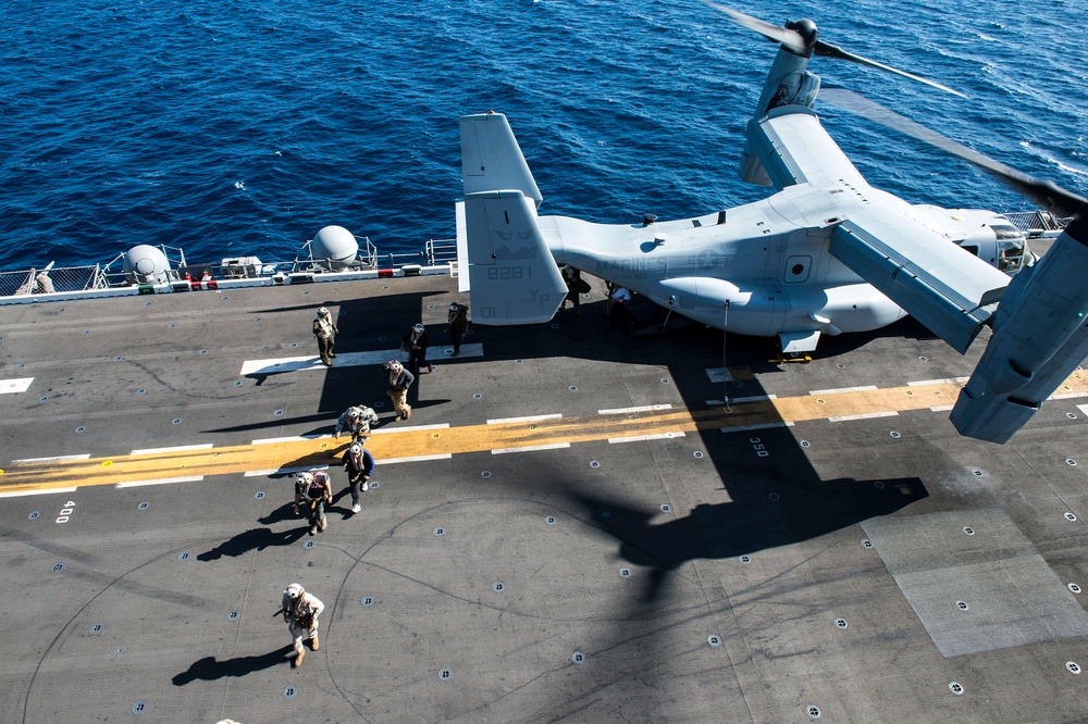 USS Makin Island receives distinguished visitors