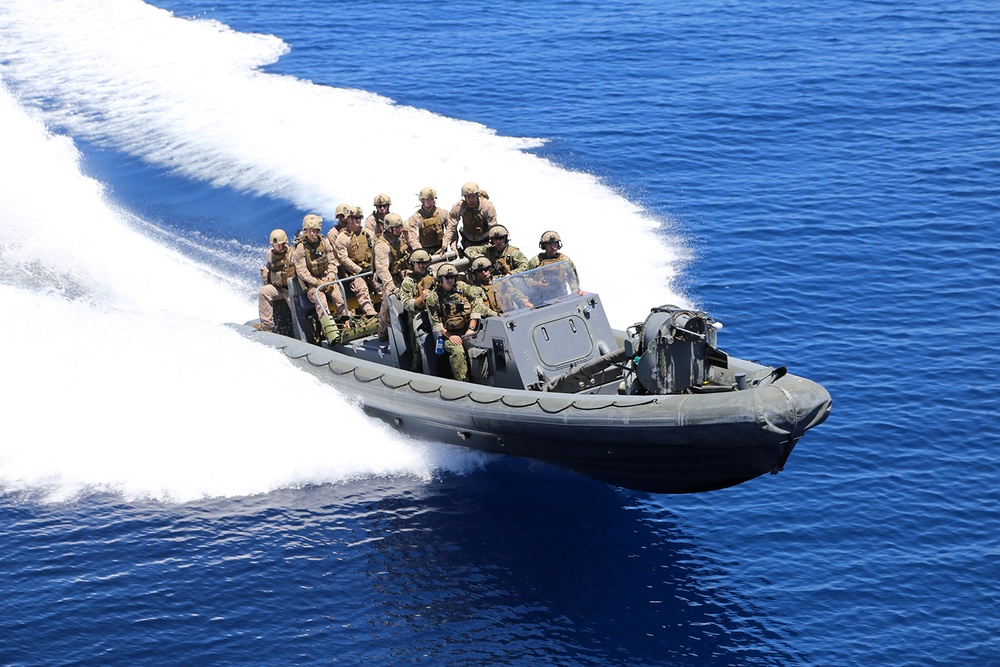 Force Reconnaissance Detachment conducts rigid inflatable boat (RIB) training