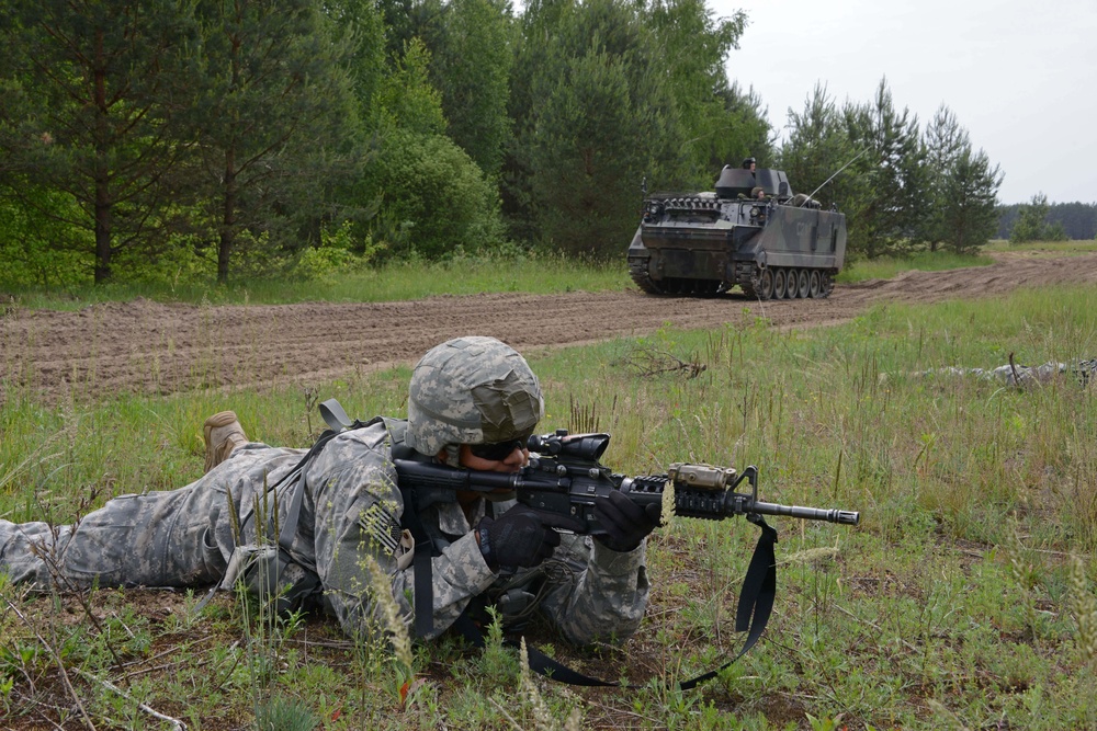 US paratroopers train with Lithuanian mechanized infantry