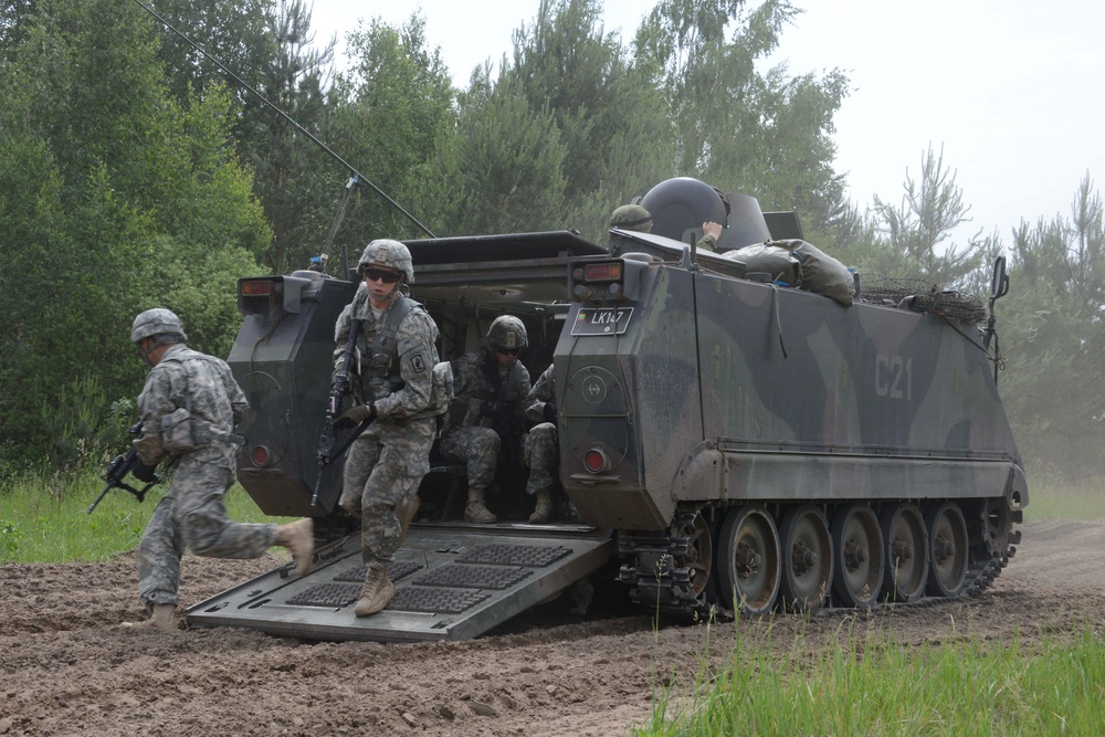 US paratroopers train with Lithuanian mechanized infantry