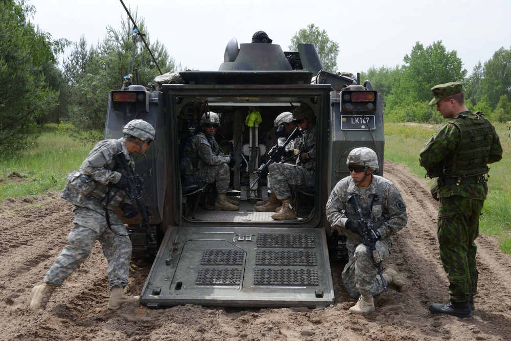 US paratroopers train with Lithuanian mechanized infantry