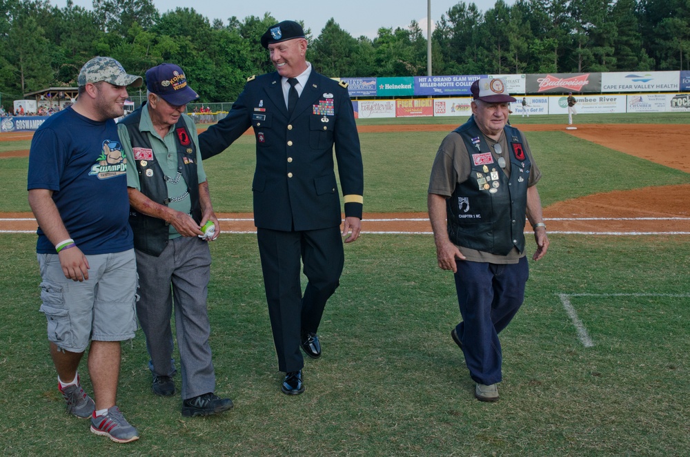 USAR Soldiers salute military at Swampdogs appreciation game