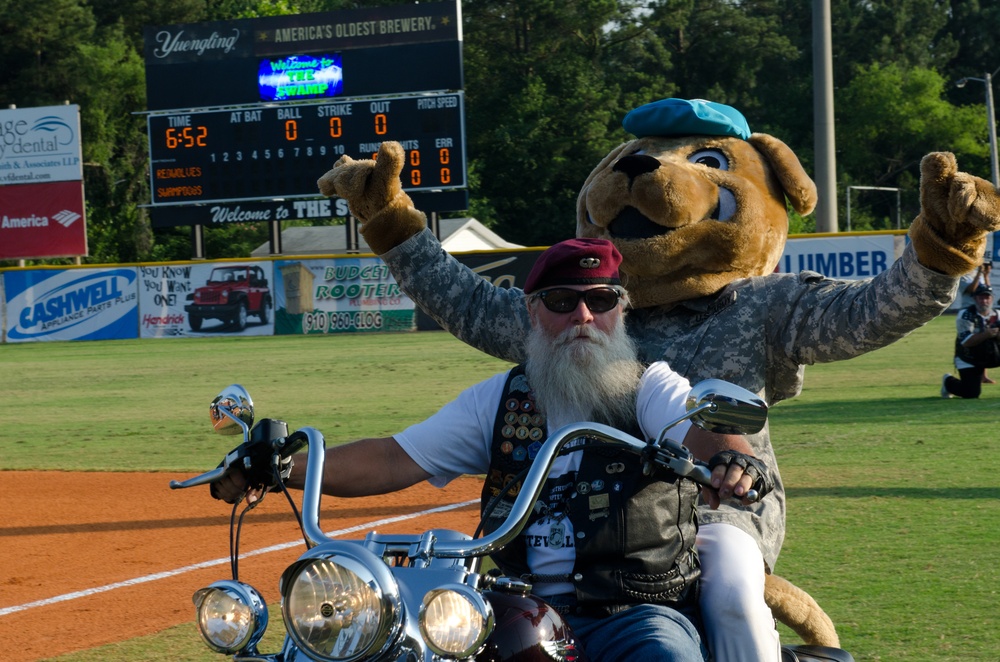 USAR Soldiers salute military at Swampdogs appreciation game