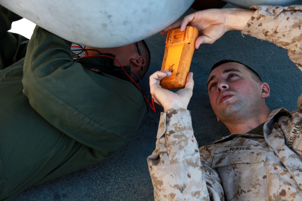 Marines Maintain Helicopter at ITX 6-14